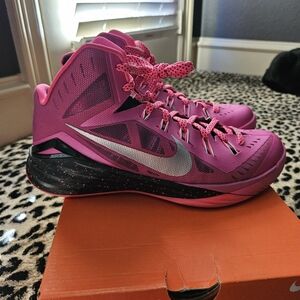Nike hyperdunk, 2014 breast cancer awareness size 10.